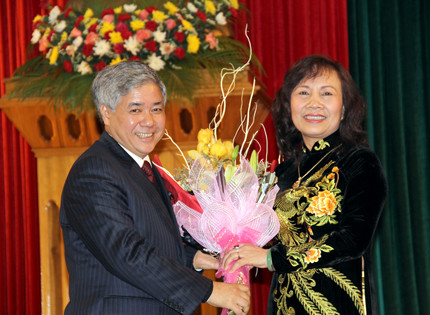 Đ/C. Đỗ Văn Chiến, Bí thư Tỉnh ủy tặng hoa chúc mừng TS. Nguyễn Thị Nghĩa, Thứ trưởng Bộ Giáo dục và Đào tạo nhân dịp ngày 8/3. Đ/C. Đỗ Văn Chiến, Bí thư Tỉnh ủy tặng hoa chúc mừng TS. Nguyễn Thị Nghĩa, Thứ trưởng Bộ Giáo dục và Đào tạo nhân dịp ngày 8/3.