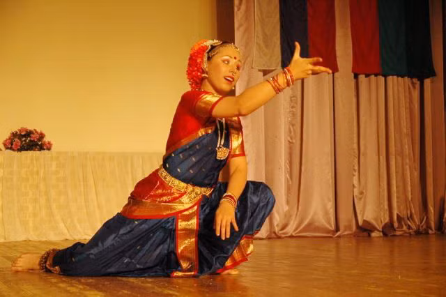 Đoàn nghệ thuật múa Ấn Độ biểu diễn tại Việt Nam