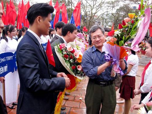 Ông Nguyễn Quốc Chính – Phó TBT Báo GD&TĐ - Uỷ viên Thường vụ BCH Hội thể thao HS VN tặng hoa cho các đoàn về Hội khoẻ