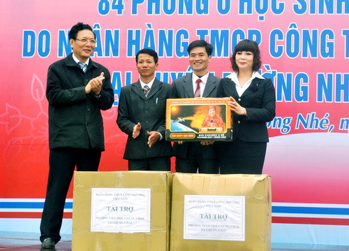 Bộ trưởng bộ GD-ĐT Phạm Vũ Luận, đại diện Vietinbank trao tặng quà cho các trường. Ảnh, gdtd.vn Bộ trưởng bộ GD-ĐT Phạm Vũ Luận, đại diện Vietinbank trao tặng quà cho các trường. Ảnh, gdtd.vn