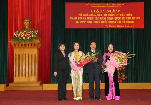 Bà Nguyễn Thị Phương Hoa (ngoài cùng bên trái) - Báo Giáo dục & Thời đại - tặng hoa và quà các nữ nhà giáo tiêu biểu. Bà Nguyễn Thị Phương Hoa - Báo Giáo dục & Thời đại, tặng hoa và quà các nữ nhà giáo tiêu biểu.