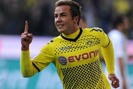 HLV Wenger &quot;phá két&quot; chiêu mộ Mario Gotze