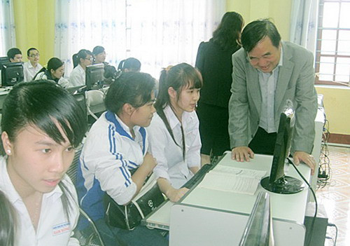 Thứ trưởng Trần Quang Quý thăm hỏi các em HS Bộ trưởng Trần Quang Quý