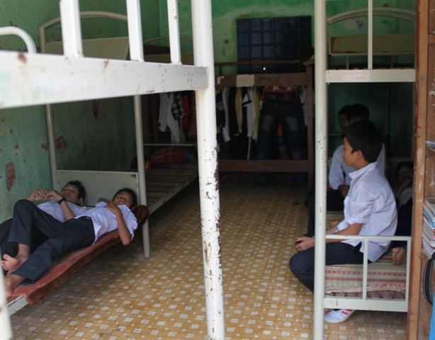 Ăn xong các em nghỉ lại khu nội trú của trường