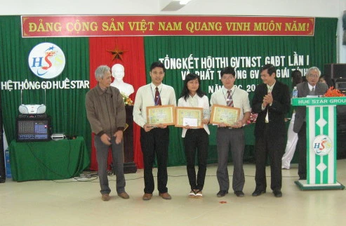 Huế SATR trao thưởng cho GV giỏi