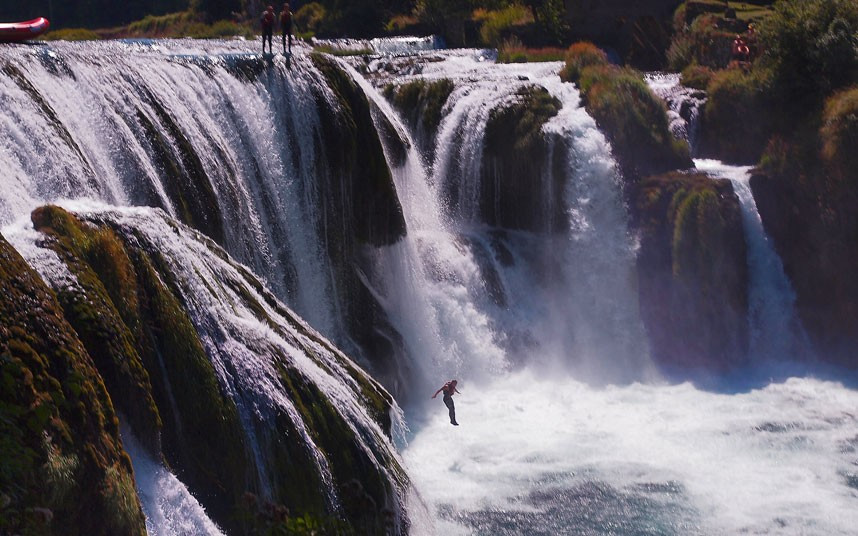 Những hình ảnh ấn tượng trong tuần ảnh 5 Thrill-seekers jump 80 feet from a waterfall on the river Una on the border between Bosnia Herzegovina and Croatia