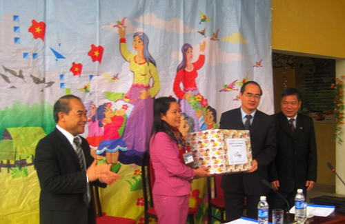 2. Phó Thủ tướng tặng quà cho Trường MN Tân Thịnh B (Tp. Hòa Bình).