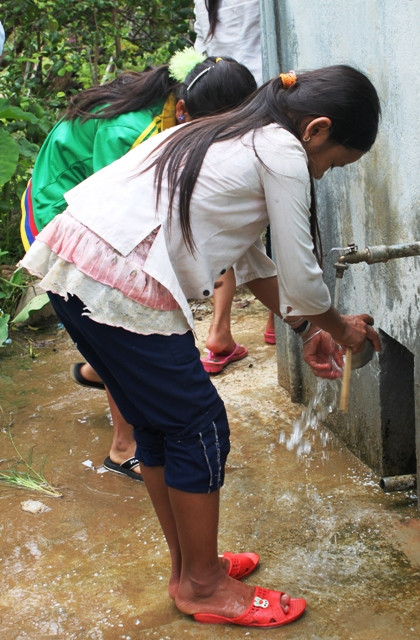 Ăn xong các em tự đi rửa chén.