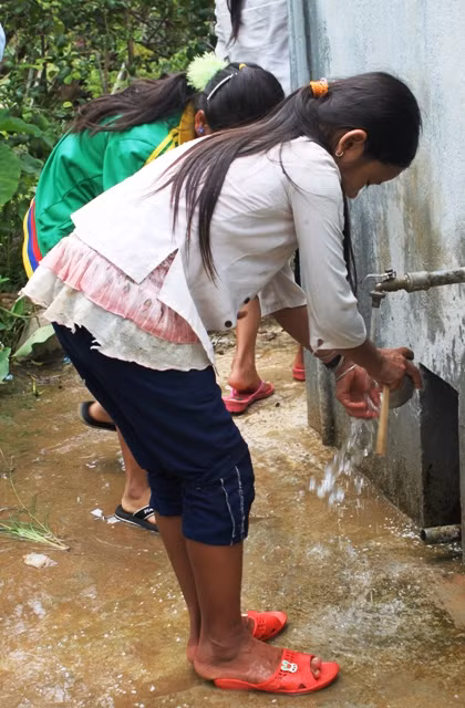 Ăn xong các em tự đi rửa chén.