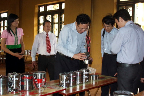 và thăm khu bếp ăn nội trú của trường. Ảnh, gdtd.vn và thăm khu bếp ăn nội trú của trường. Ảnh, gdtd.vn