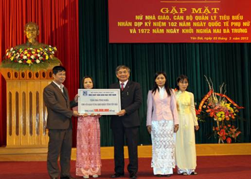 Ông Nguyễn Minh Khang (đứng thứ 3), tặng kinh phí xây nhà công vụ cho giáo viên huyện Mù Căng Chải Ông Nguyễn Minh Khang đứng thứ 3, tặng kinh phí xây nhà công vụ cho giáo viên huyện Mù Căng Chải s