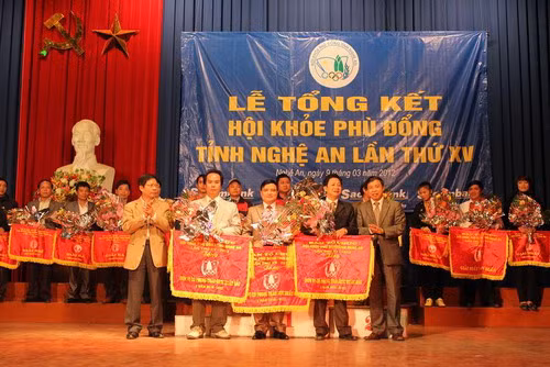 trao cờ cho ba đơn vị có thành tích xuất sắc trong phòng trào HKPĐ 2 năm 2010-2012