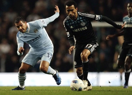 Tevez tái xuất, Man City ngược dòng hạ Chelsea