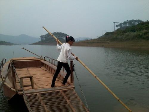 Chiếc đò nhỏ hằng ngày đưa các em đến trường