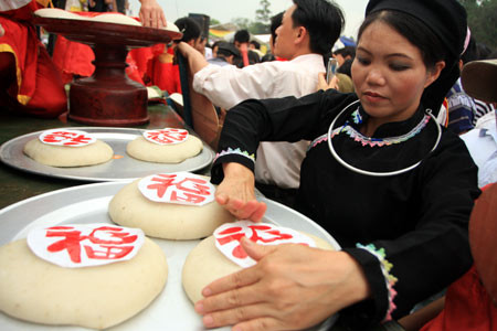 Thi gói bánh Dày trong ngày giỗ Tổ (Ảnh: Internet)