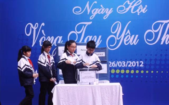 Trường THCS Lê Ngọc Hân (Hà Nội) quyên góp ủng hộ HS nghèo