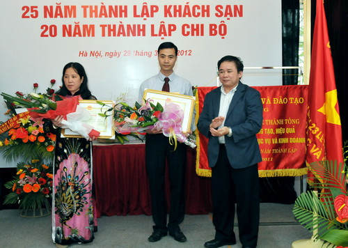 Thứ trưởng Bùi Văn Ga trao tặng Bằng khen cho các tập thể và cá nhân. Ảnh, gdtd.vn Thứ trưởng Bùi Văn Ga trao tặng Bằng khen cho các tập thể và cá nhân. Ảnh, gdtd.vn