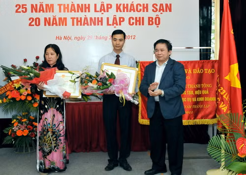 Thứ trưởng Bùi Văn Ga trao tặng Bằng khen cho các tập thể và cá nhân. Ảnh, gdtd.vn