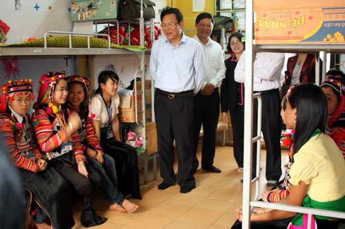 Bộ trưởng Phạm Vũ Luận nói chuyện với học sinh trường PTDTNT THPT Mường Nhé. Ảnh, gdtd.vn Bộ trưởng Phạm Vũ Luận nói chuyện với học sinh trường PTDTNT THPT Mường Nhé. Ảnh, gdtd.vn
