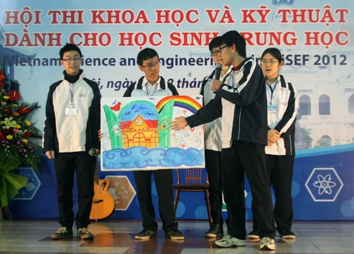 Học sinh trung học trổ tài thực hành NCKH