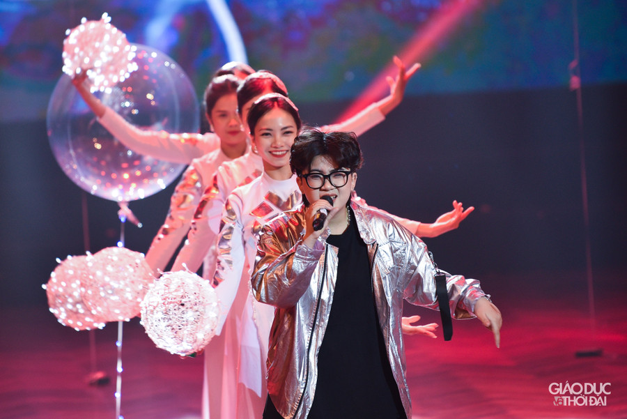 Sing Out Loud 2023 quy tụ nhiều giọng ca tài năng trong lĩnh vực hát Tiếng Anh. Sing Out Loud 2023 quy tụ nhiều giọng ca tài năng trong lĩnh vực hát Tiếng Anh.