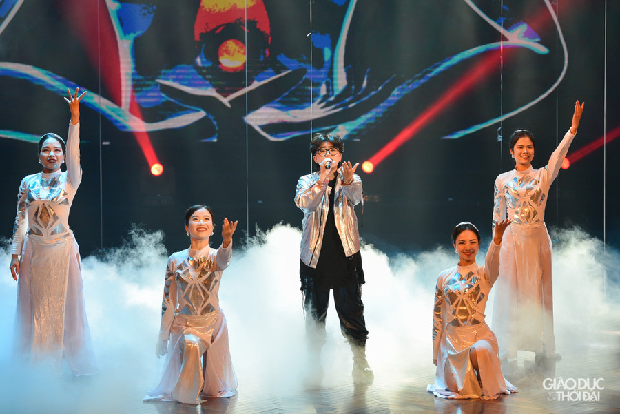 Sing Out Loud 2023 quy tụ nhiều giọng ca tài năng trong lĩnh vực hát Tiếng Anh. Sing Out Loud 2023 quy tụ nhiều giọng ca tài năng trong lĩnh vực hát Tiếng Anh.