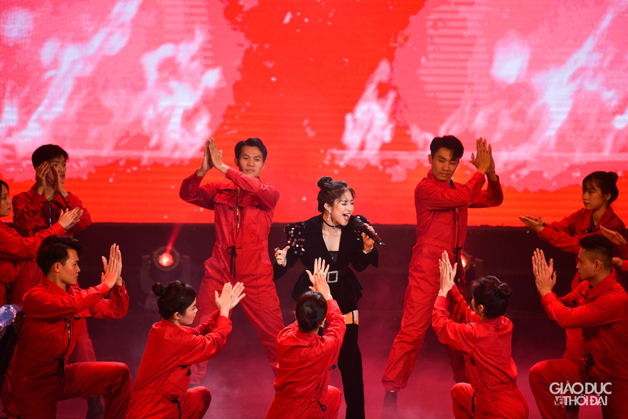 Chính điều đó đã khiến đêm chung kết càng trở nên kịch tính, bởi không ít lần các thí sinh đã chạm đến được cảm xúc của người xem, khiến giám khảo phải 'cân đo đong đếm' giữa các đối thủ nặng ký. Chính điều đó đã khiến đêm chung kết càng trở nên kịch tính, bởi không ít lần các thí sinh đã chạm đến được cảm xúc của người xem, khiến giám khảo phải 'cân đo đong đếm' giữa các đối thủ nặng ký.