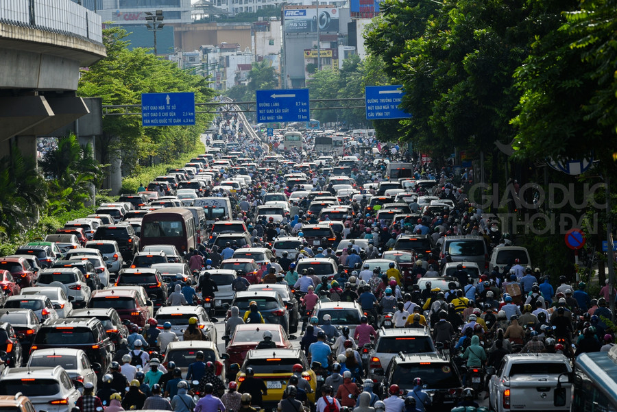 Vào giờ cao điểm trong sáng ngày hôm nay 20/6, mật độ giao thông tại tuyến đường vào giờ cao điểm vẫn đông đúc.