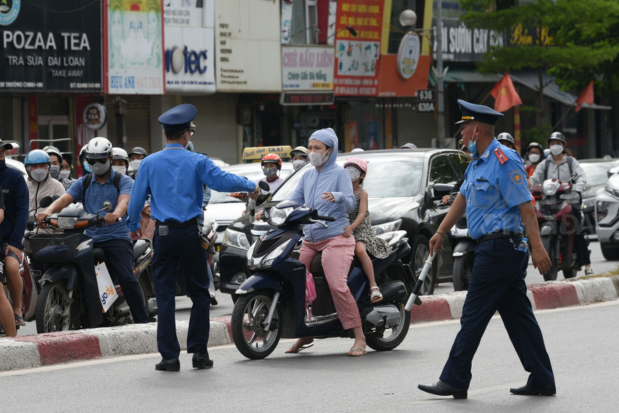 Tại khu vực lực lượng chức năng lập hàng rào cứng cấm các phương tiện đi thẳng, rẽ trái dưới gầm cầu Ngã Tư Sở theo hướng Nguyễn Trãi đi Tây Sơn, nhiều người dân vẫn cố tình quay đầu đi ngược chiều.