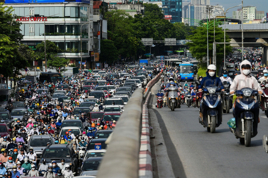 Tại điểm lên cầu Ngã Tư Sở và điểm giao Khương Trung- Ngã Tư Sở giao thông khá hỗn loạn, khiến cho giao thông nơi đây trở nên ùn ứ.