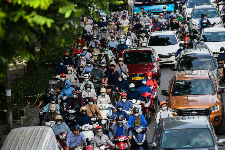 Tại đây các phương tiện lưu thông chậm do mật độ giao thông tăng đột biến vào thời gian cao điểm.