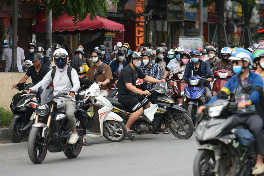 Còn nhiều người đi ngược chiều lên vỉa hè, sau đó cắt ngang đường để đi ra điểm quay đầu dưới chân cầu Ngã Tư Sở.