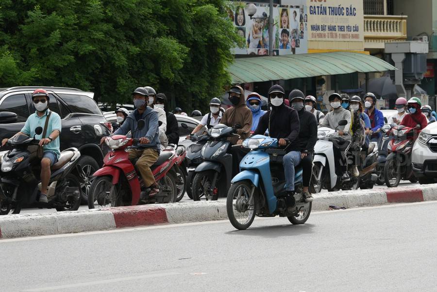 Nhiều người còn lạng lách qua lực lượng chức năng để đi.