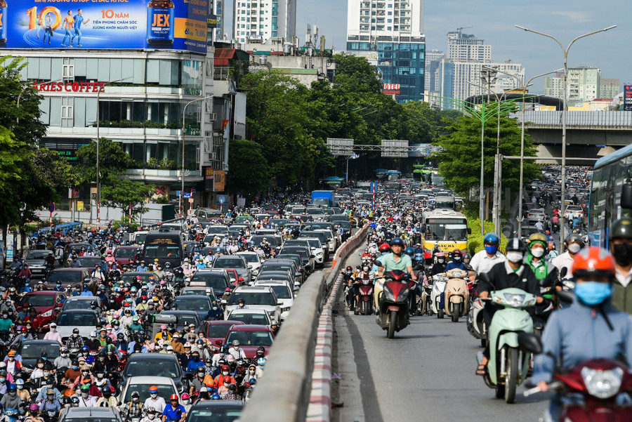 Các phương tiện chen nhau để di chuyển.