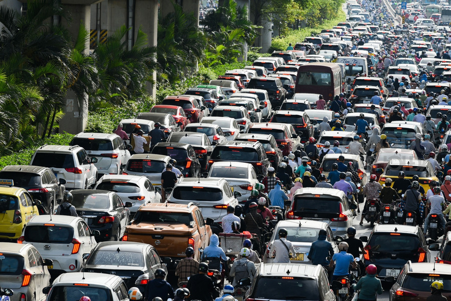 Nhiều người dân bỡ ngỡ khi không biết thông tin điều chỉnh các nút giao, có người bất chấp nguy hiểm đi ngược chiều.