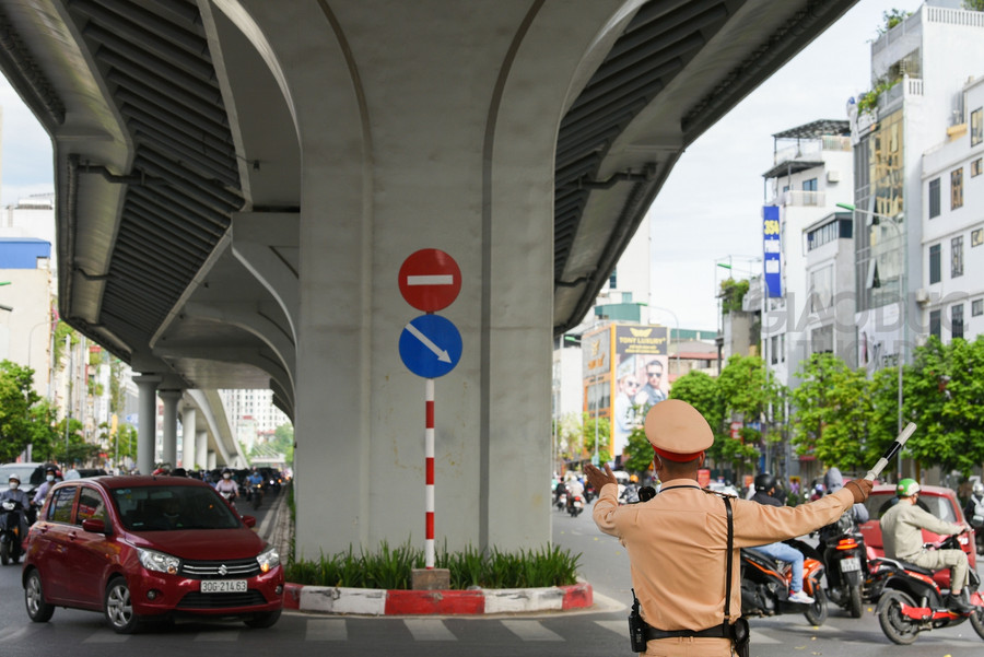 Tại điểm quay đầu trên đường Trường Chinh, đường thông thoáng, các phương tiện đi lại dễ dàng.