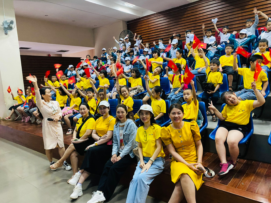 Cô Hà và các phụ huynh lớp 2A2 tham gia trải nghiệm, vui chơi cùng con. Cô Hà và các phụ huynh lớp 2A2 tham gia trải nghiệm, vui chơi cùng con.