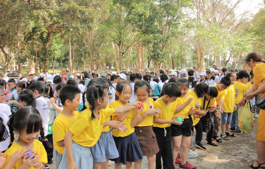 Học sinh hoà mình vào thiên nhiên và vui chơi các trò chơi dân gian. Học sinh hoà mình vào thiên nhiên và vui chơi các trò chơi dân gian.