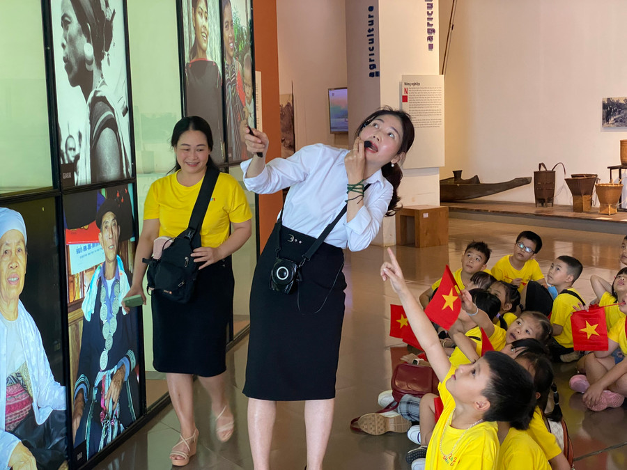 Học sinh tìm hiểu trang phục truyền thống của các dân tộc anh em. Học sinh tìm hiểu trang phục truyền thống của các dân tộc anh em.