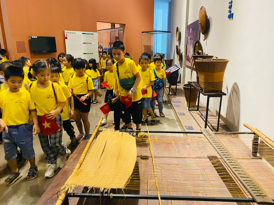 Trải nghiệm giúp cho học sinh quan sát trực tiếp khung đan dệt truyền thống. Trải nghiệm giúp cho học sinh quan sát trực tiếp khung đan dệt truyền thống.
