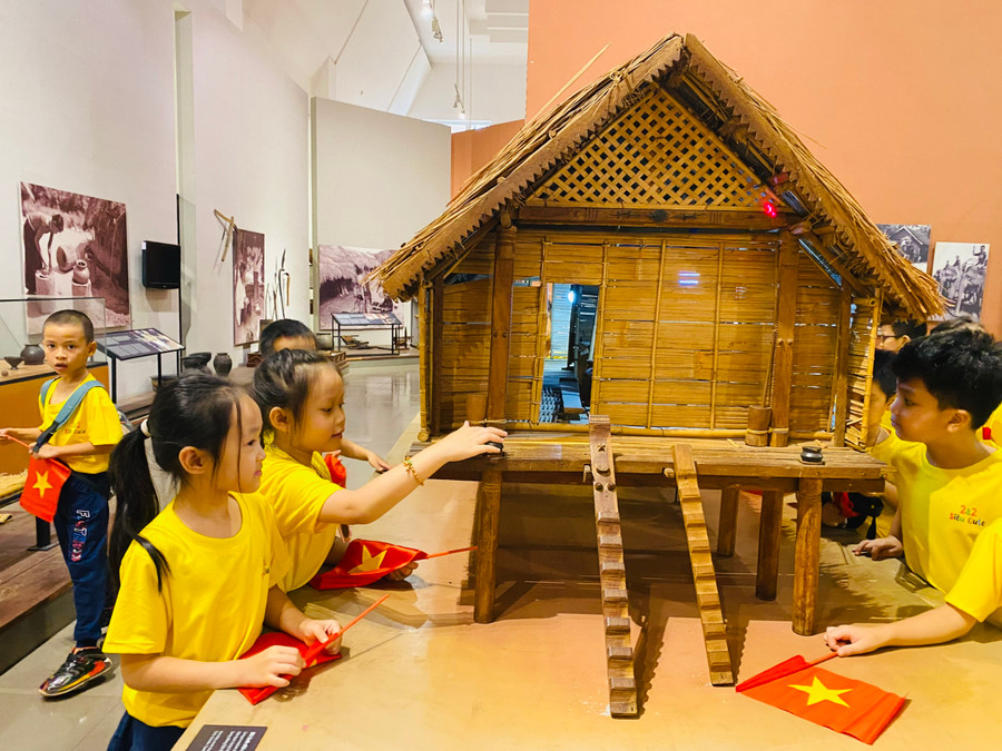 Nhóm bạn Khánh Trinh - Minh Thành và lớp 2A2 khám phá mô hình nhà sàn truyền thống của người Tây Nguyên. Nhóm bạn Khánh Trinh - Minh Thành và lớp 2A2 khám phá mô hình nhà sàn truyền thống của người Tây Nguyên.