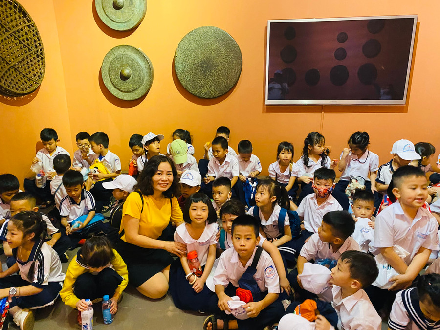 Cô và trò lớp 1A3 cùng khám phá không gian văn hoá cồng chiêng Tây Nguyên. Cô và trò lớp 1A3 cùng khám phá không gian văn hoá cồng chiêng Tây Nguyên.