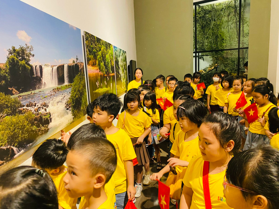Các em học sinh chăm chú nghe giới thiệu về các danh lam, thắng cảnh của quê hương. Các em học sinh chăm chú nghe giới thiệu về các danh lam, thắng cảnh của quê hương.