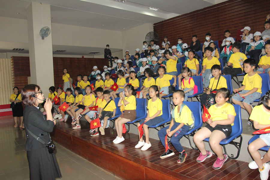 Học sinh chăm chú nghe giới thiệu và quan sát... ... Sa bàn chiến thắng Buôn Ma Thuột. Học sinh chăm chú nghe giới thiệu và quan sát... ... Sa bàn chiến thắng Buôn Ma Thuột.
