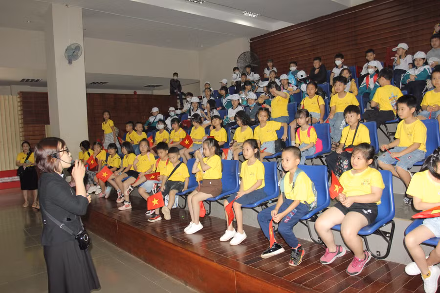 Học sinh chăm chú nghe giới thiệu và quan sát... ... Sa bàn chiến thắng Buôn Ma Thuột.