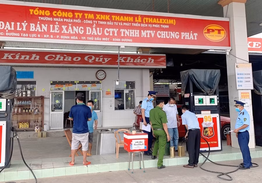 Lực lượng chức năng kiểm tra chất lượng xăng dầu tại Công ty TNHH MTV Chung Phát.