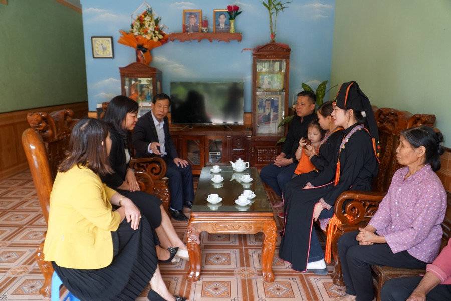 Lãnh đạo huyện Văn Yên và Sở GD&ĐT đến thăm nhà học sinh người dân tộc Dao, em Bàn Kim Thư. Lãnh đạo huyện Văn Yên và Sở GD&ĐT đến thăm nhà học sinh người dân tộc Dao, em Bàn Kim Thư.