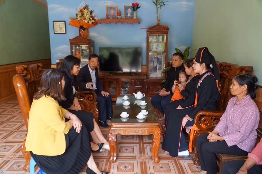 Lãnh đạo huyện Văn Yên và Sở GD&amp;ĐT đến thăm nhà học sinh người dân tộc Dao, em Bàn Kim Thư.