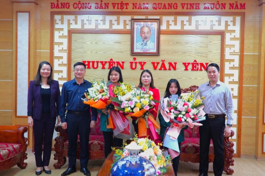 Lãnh đạo Sở GD&ĐT tỉnh Yên Bái tặng hoa chúc mừng các em học sinh và giáo viên. Lãnh đạo Sở GD&ĐT tỉnh Yên Bái tặng hoa chúc mừng các em học sinh và giáo viên.