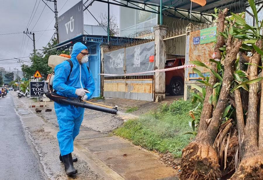 Lực lượng chức năng phun khử khuẩn. Ảnh minh họa..